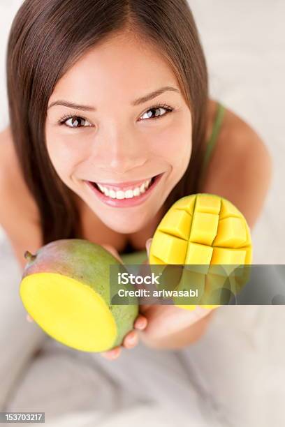 Mango Mujer Feliz De Frutas Foto de stock y más banco de imágenes de Mango - Fruta tropical - Mango - Fruta tropical, Comer, Mujeres