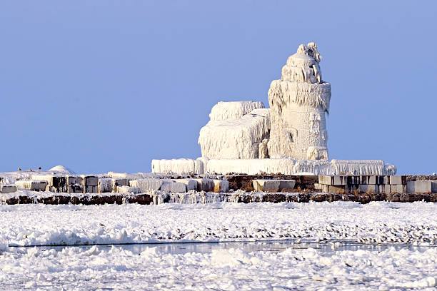 istock Cleveland Harbor West Pierhead Lighthouse 153703291
