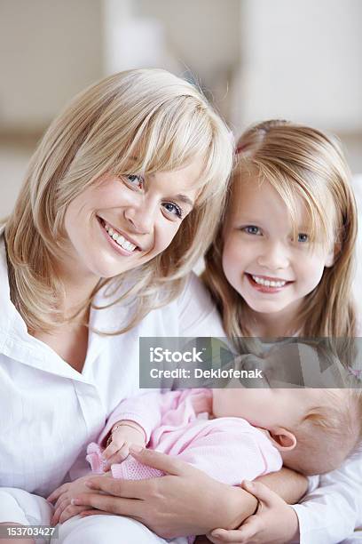 Le Donne - Fotografie stock e altre immagini di Abbracciare una persona - Abbracciare una persona, Accudire, Adolescente