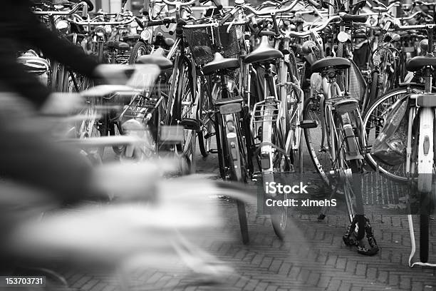 Bicicletas Fijas Foto de stock y más banco de imágenes de Actividad - Actividad, Aire libre, Andar en bicicleta