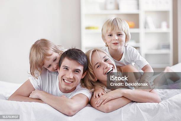 Lächelnden Personen Stockfoto und mehr Bilder von Familie - Familie, Bett, Glücklichsein