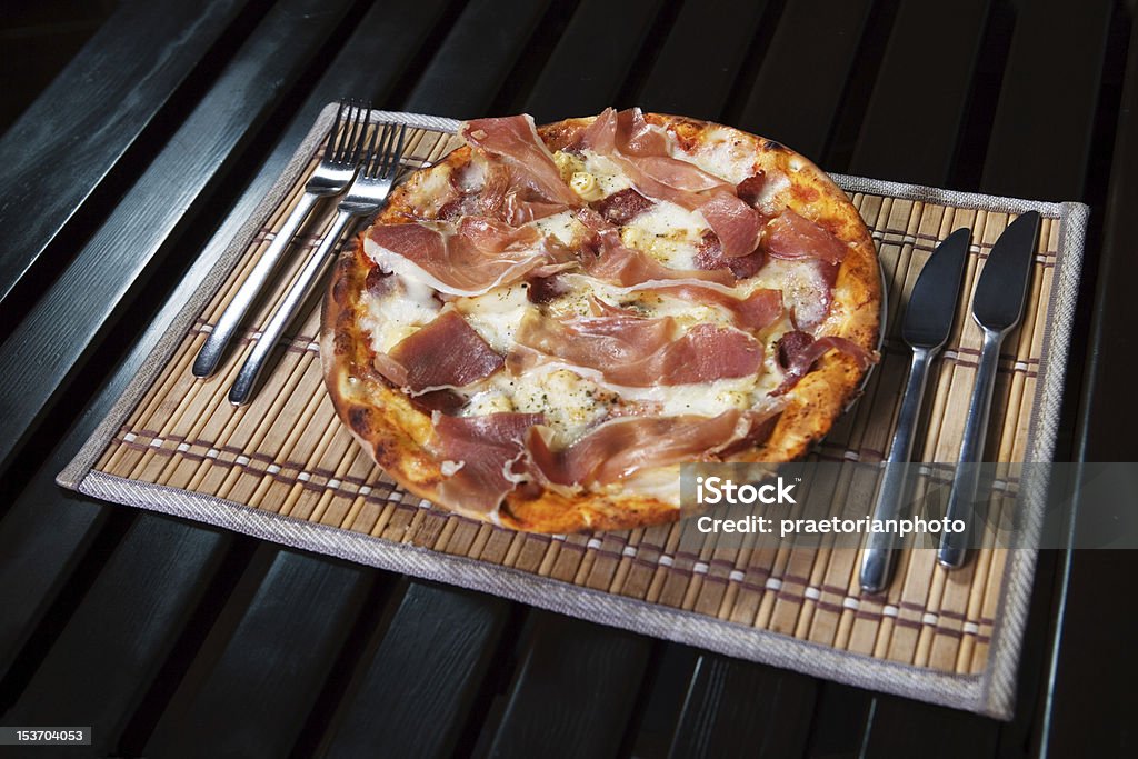 Speck-Pizza - Lizenzfrei Backen Stock-Foto