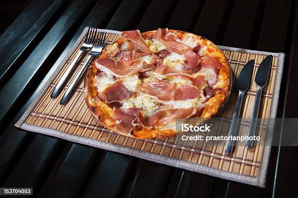 Pizza Tocino Foto de stock y más banco de imágenes de Aceituna - Aceituna, Al horno, Albahaca