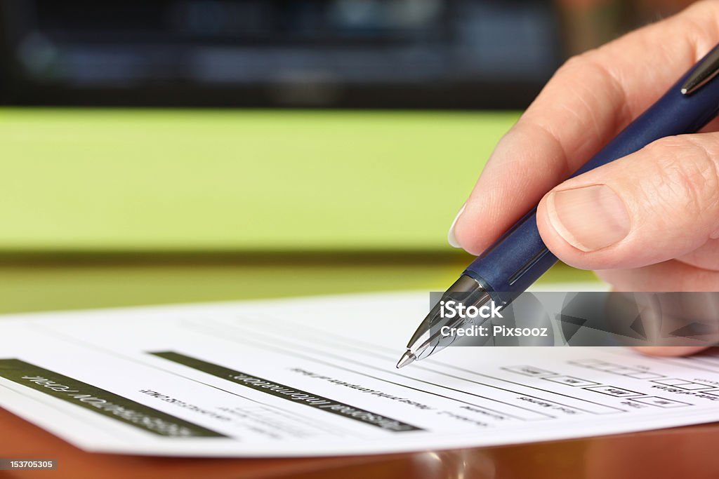 Рука с ручкой подписания формы, Green» - Стоковые фото Бланк - документ роялти-фри