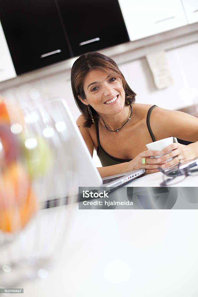Mujer moderna lectura de correo electrónico en su desayuno - Foto de stock de Adulto libre de derechos
