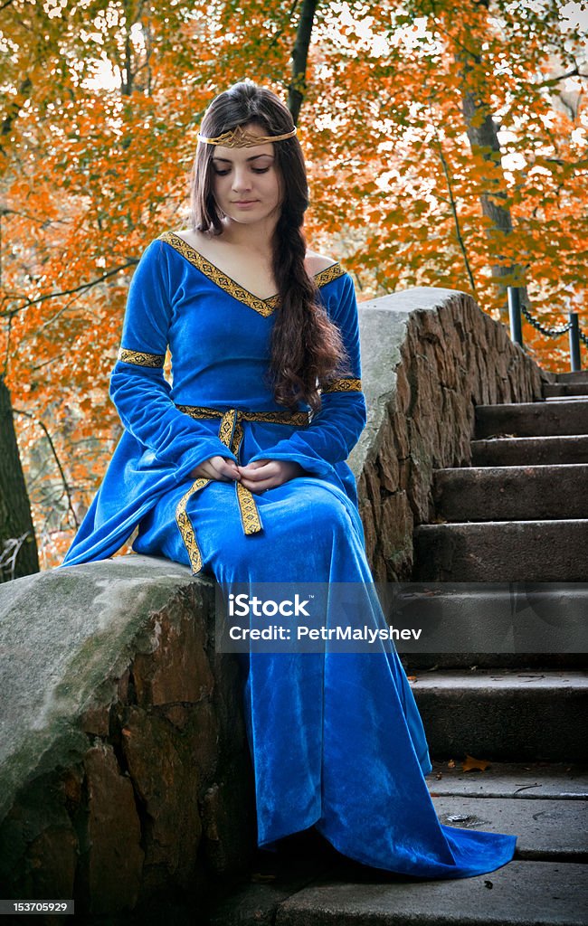 Elfo princesa na escada de pedra - Foto de stock de Mulheres royalty-free