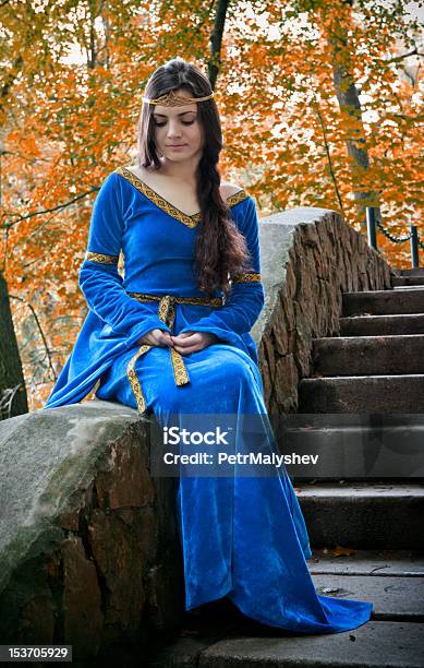 Foto de Elfo Princesa Na Escada De Pedra e mais fotos de stock de Mulheres - Mulheres, Cabelo Castanho, Coroa - Enfeite para cabeça