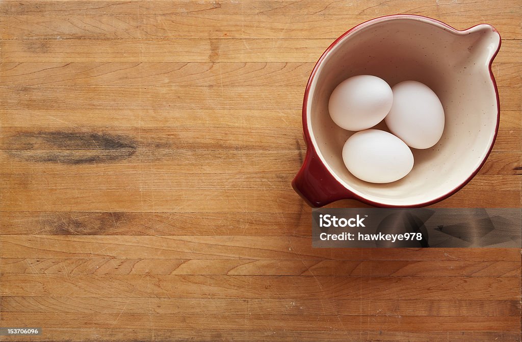 Tigela recheada com ovos sobre uma tábua de carnes balcão - Foto de stock de Alimentação Saudável royalty-free