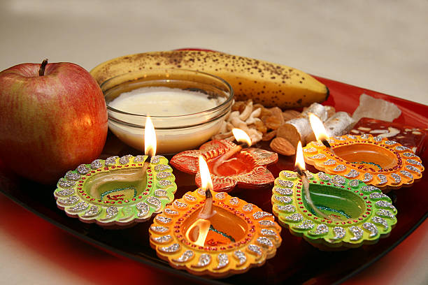 Diwali diya thali mit & Obst und Süßigkeiten – Foto