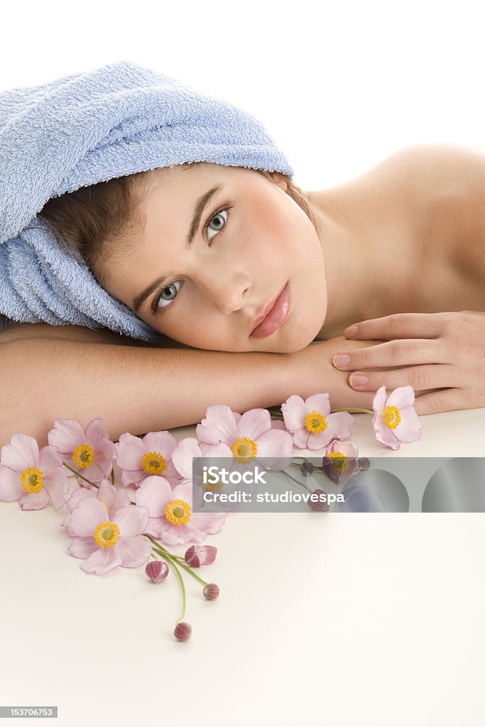 Mujer joven con flores - Foto de stock de 16-17 años libre de derechos