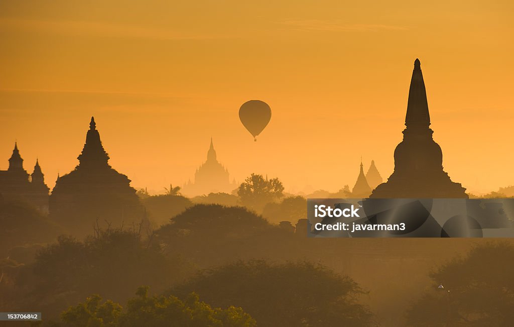 Nascer do sol sobre a antiga Bagan, Mianmar - Royalty-free Amanhecer Foto de stock
