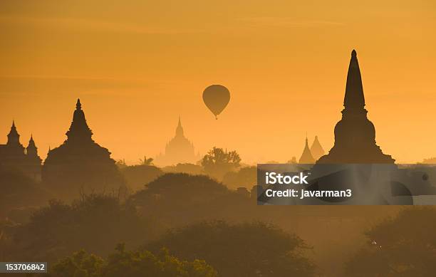 Nascer Do Sol Sobre A Antiga Bagan Mianmar - Fotografias de stock e mais imagens de Amanhecer - Amanhecer, Antigo, Ao Ar Livre