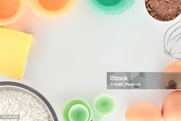 Resumen Cocinar Cupcakes En Blanco De Banco Foto de stock y más banco de imágenes de Banco - Asiento - Banco - Asiento, Hornear, Alimento