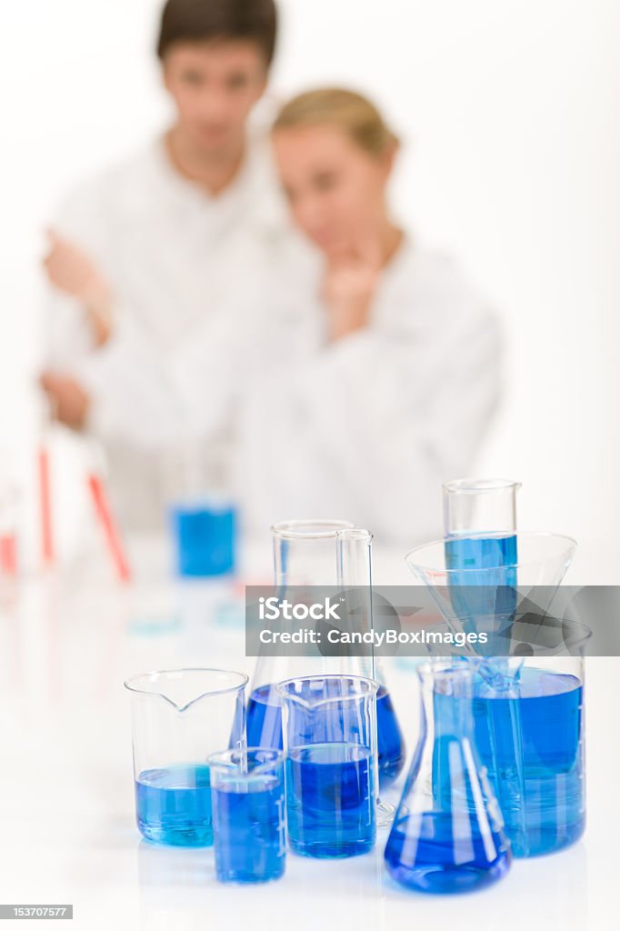 Ученых в лаборатории-голубая жидкость - Стоковые фото Больница роялти-фри