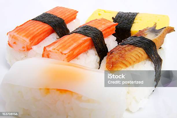 El Sushi Japonés Tradicional De Alimentos Foto de stock y más banco de imágenes de Alga Marina - Alga Marina, Alimento, Arroz - Comida básica
