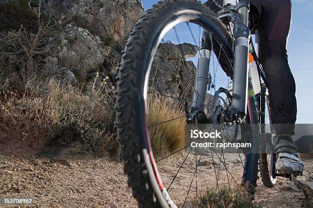 Mountainbike - Fotografias de stock e mais imagens de Adulto - Adulto, Andar de Bicicleta de Montanha, Ao Ar Livre