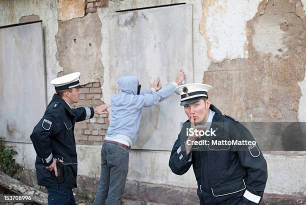 Destrozar Un Criminal Foto de stock y más banco de imágenes de Cuerpo de policía - Cuerpo de policía, Pintada, Adulto