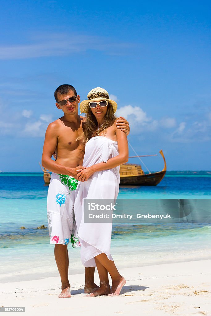 Junges Paar am Strand auf den Hintergrund der Jacht - Lizenzfrei Aktivitäten und Sport Stock-Foto