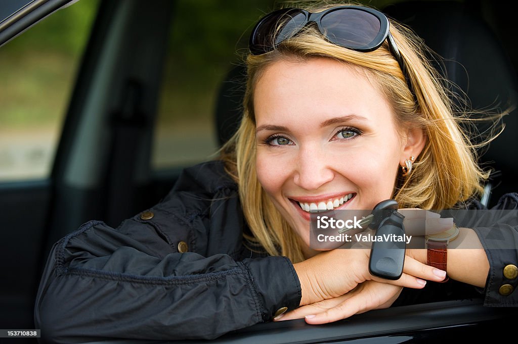 Femme souriante dans la voiture avec les clés - Photo de Adulte libre de droits