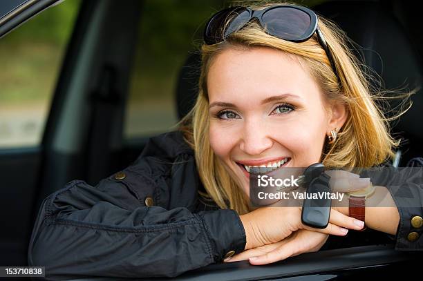 Photo libre de droit de Femme Souriante Dans La Voiture Avec Les Clés banque d'images et plus d'images libres de droit de Adulte - Adulte, Assis, Beauté