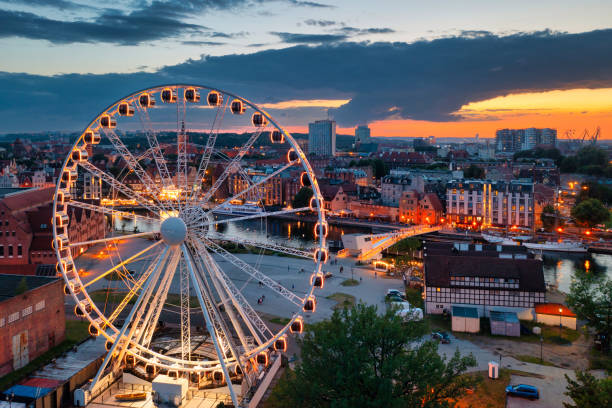 a cidade principal de gdansk pelo rio motlawa ao pôr do sol, polônia. - ferris wheel - fotografias e filmes do acervo