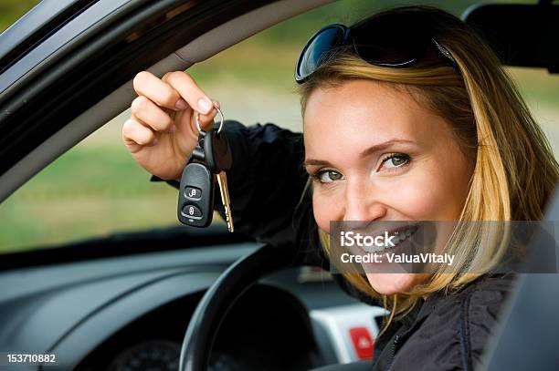 女性はカーキー - 女性のストックフォトや画像を多数ご用意 - 女性, 車のキー, 手に持つ