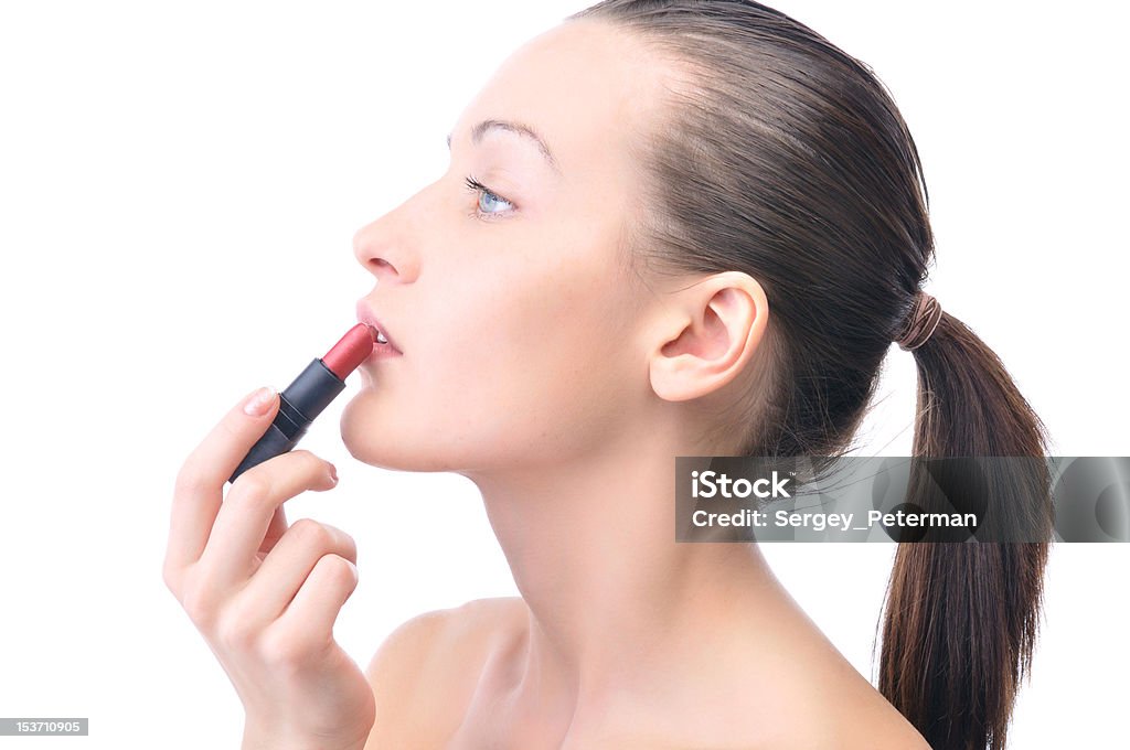있습니다 젊은 여자 매력적인 관능적인 적용 립스틱 자신의 얼굴을 - 로열티 프리 가냘픈 스톡 사진