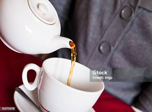 Eingießen Tee Stockfoto und mehr Bilder von Café - Café, Eine Person, Eingießen