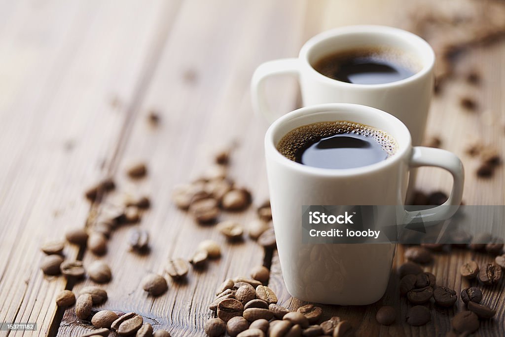 Dois copos de expresso Cercado por grãos de café - Royalty-free Chávena de Café Foto de stock