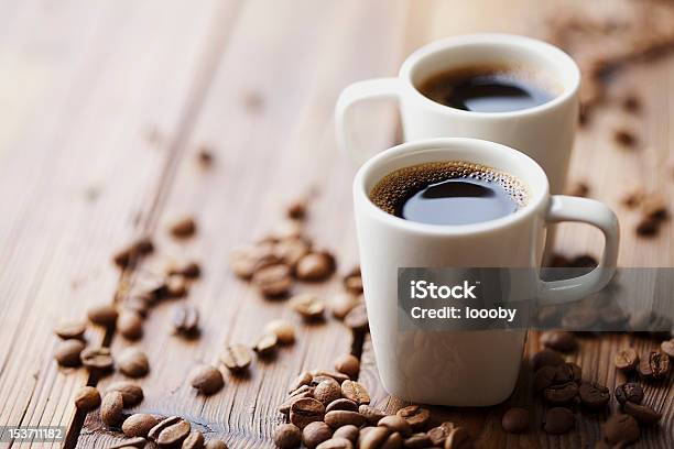 Dois Copos De Expresso Cercado Por Grãos De Café - Fotografias de stock e mais imagens de Chávena de Café - Chávena de Café, Dois Objetos, Café - Bebida