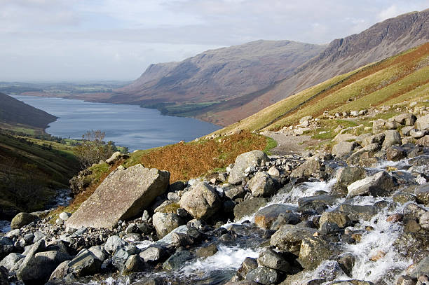 vue depuis scafell pike, le lake district, royaume-uni - wastwater lake photos et images de collection