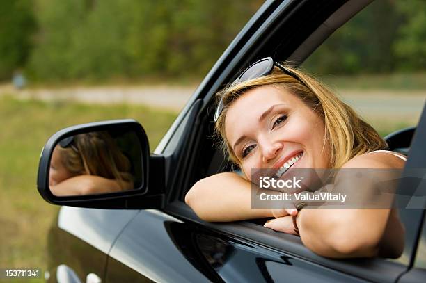 Glückliche Frau In Das Neue Auto Stockfoto und mehr Bilder von Attraktive Frau - Attraktive Frau, Aufregung, Auto