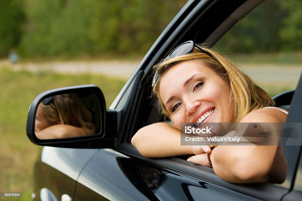 Mulher feliz no carro novo - Foto de stock de 20 Anos royalty-free