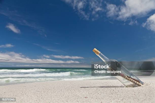 Mensagem Numa Garrafa - Fotografias de stock e mais imagens de Ao Ar Livre - Ao Ar Livre, Areia, Assistência