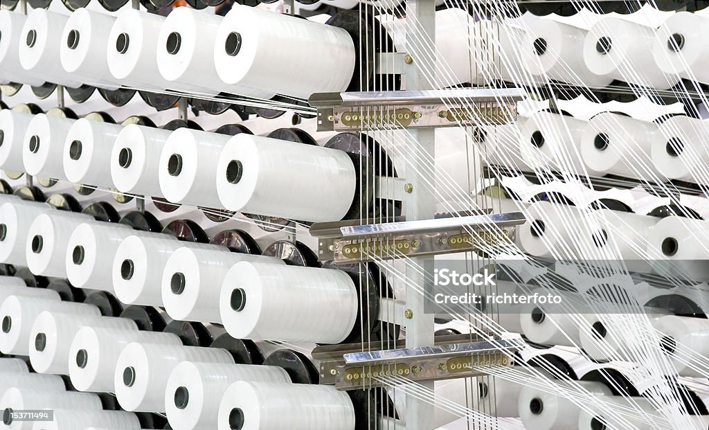 Piscinas do encadeamento de tear - Foto de stock de Fábrica Têxtil royalty-free