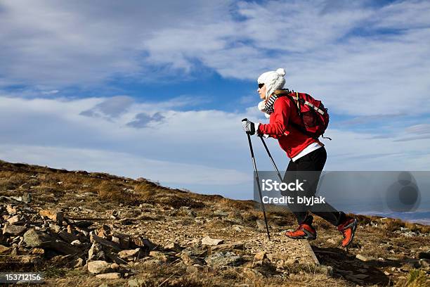 Foto de Caminhadas Mulher Em Montanhas e mais fotos de stock de Adulto - Adulto, Andar, Bastão de caminhada nórdica