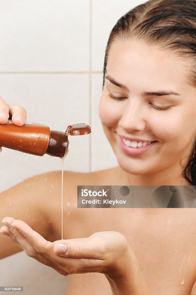 Versare shampoo per - Foto stock royalty-free di Shampoo per capelli