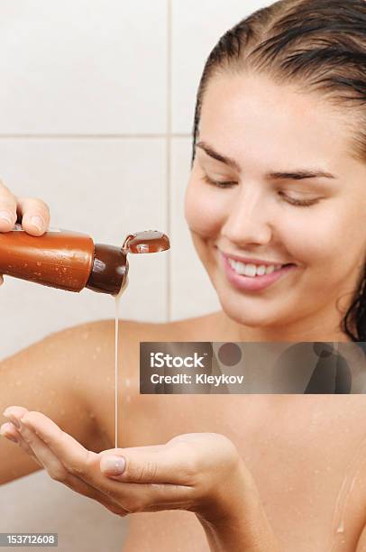 Foto de Preparar E Shampoo e mais fotos de stock de Shampoo - Shampoo, Verter, Garrafa