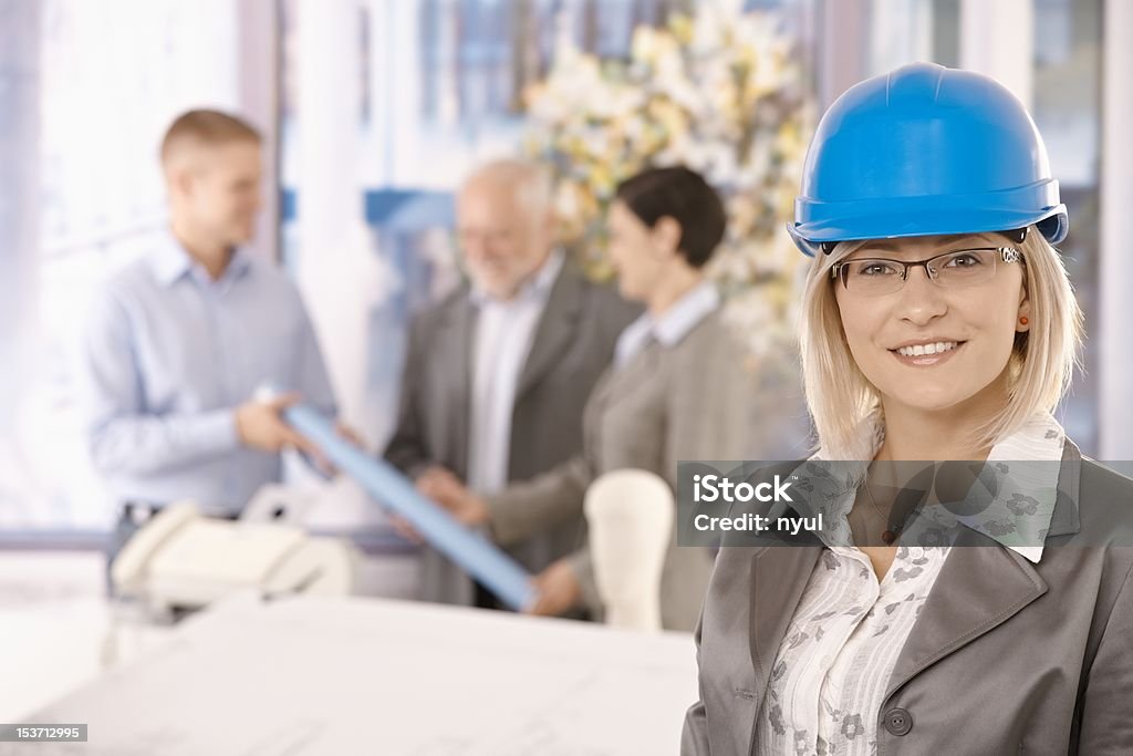 Portrait de Femme architecte en Casque de chantier - Photo de 25-29 ans libre de droits