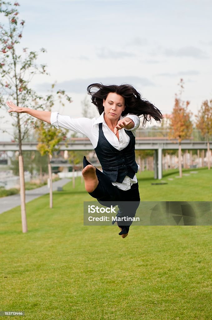 Mujer en gimnasia jump al aire libre - Foto de stock de Adulto libre de derechos