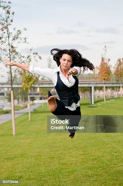 Kobieta W Gimnastyka Przejść Na Zewnątrz - zdjęcia stockowe i więcej obrazów Biznes - Biznes, Biznesmenka, Dorosły
