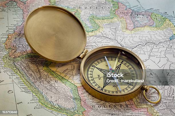Compas Aus Messing In Vintage Karte Von Südamerika Stockfoto und mehr Bilder von Magnet - Magnet, Nadel - Kurzwaren, Altertümlich