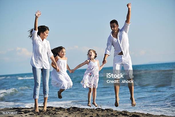 Szczęśliwa Młoda Rodzina Zabawy Na Plaży - zdjęcia stockowe i więcej obrazów Aktywny tryb życia - Aktywny tryb życia, Biały, Biegać