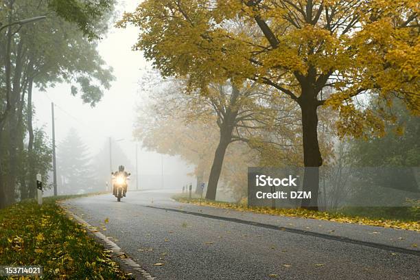 Fahrrad In Einem Nebeligen Morgen Stockfoto und mehr Bilder von Motorrad - Motorrad, Unfall - Ereignis mit Verkehrsmittel, Unfall - Konzepte