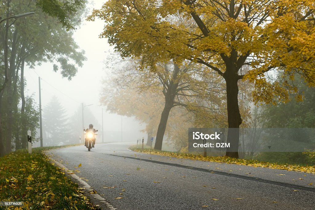 Rower w foggy rano - Zbiór zdjęć royalty-free (Motocykl)