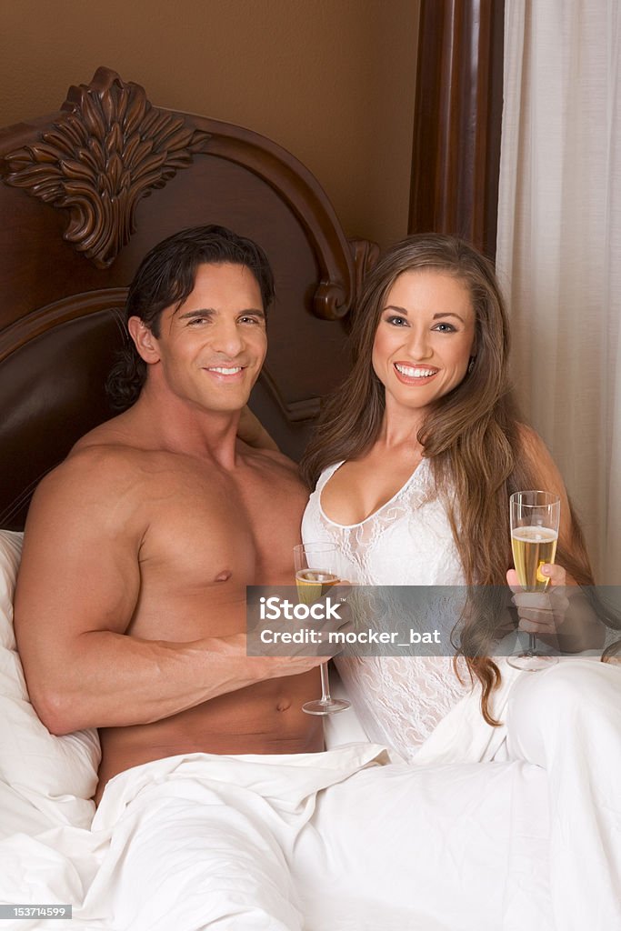 Amoroso jovem Casal sensual com champanhe na cama - Royalty-free 20-24 Anos Foto de stock