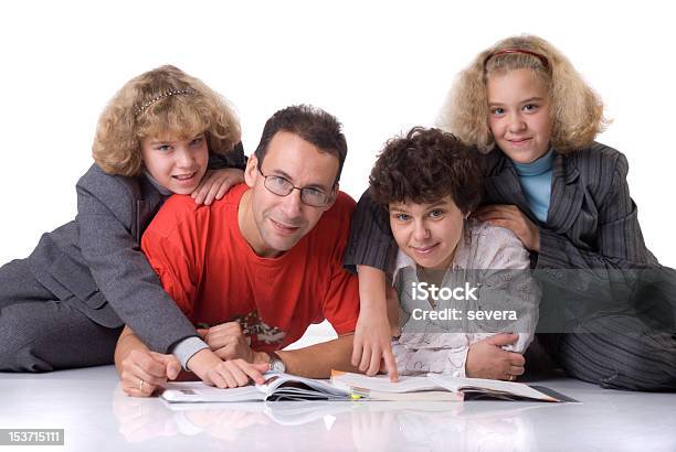 Photo libre de droit de Deux Lits Jumeaux Avec Leurs Parents banque d'images et plus d'images libres de droit de Adolescent - Adolescent, Adulte, Adulte d'âge moyen