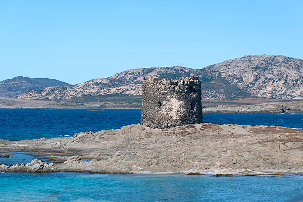 nuraghe de sardaigne stintino - nuragic photos et images de collection