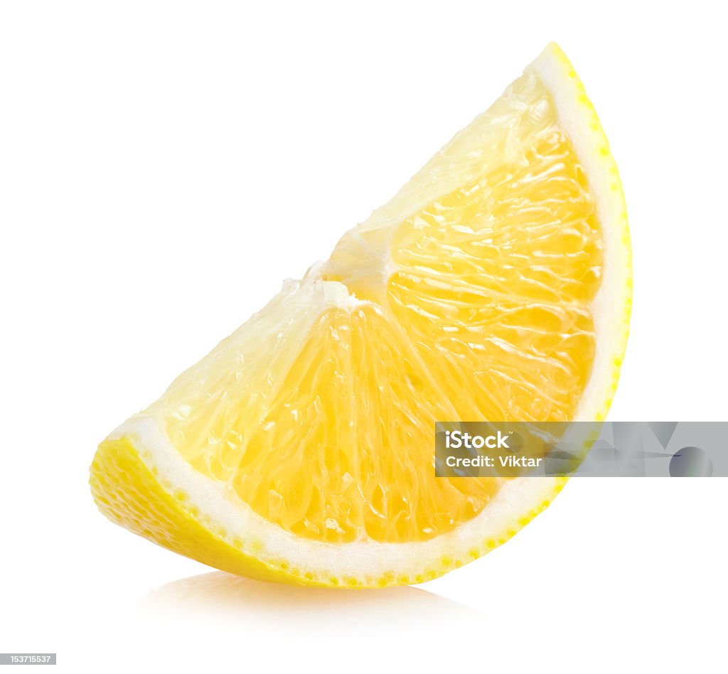 Fetta di limone isolato su sfondo bianco - Foto stock royalty-free di Limone