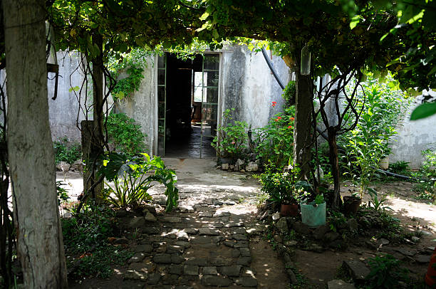 istock old house entrance 153716401